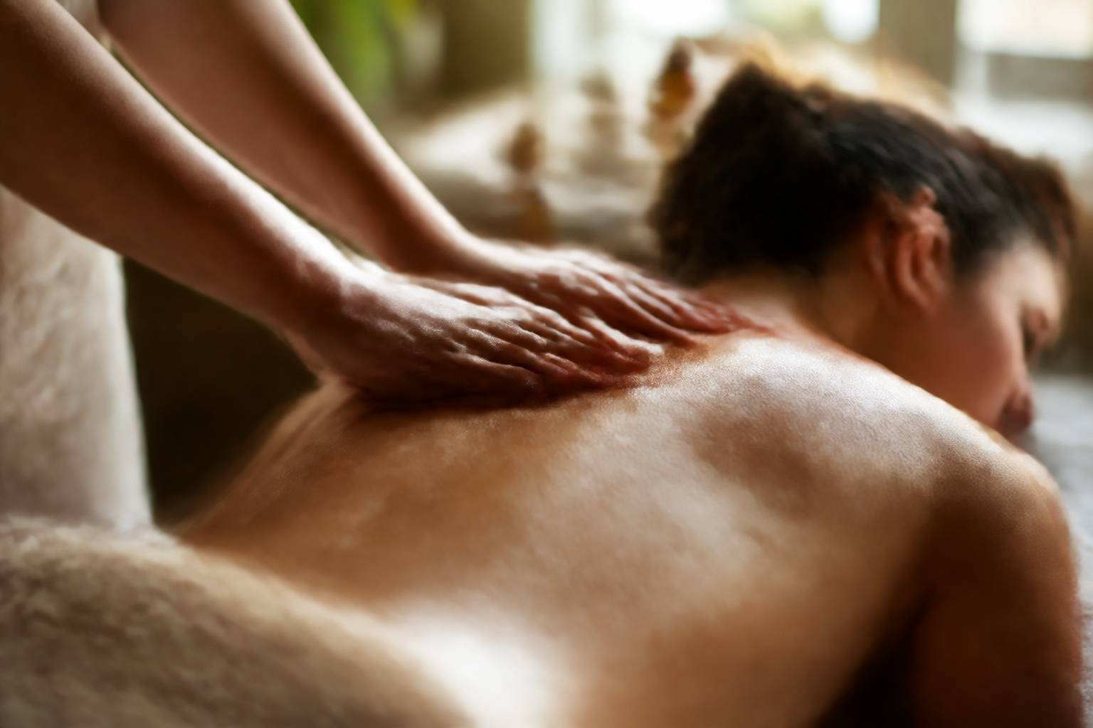 Huiles essentielles anti-inflammatoires , scène bien-être naturelle